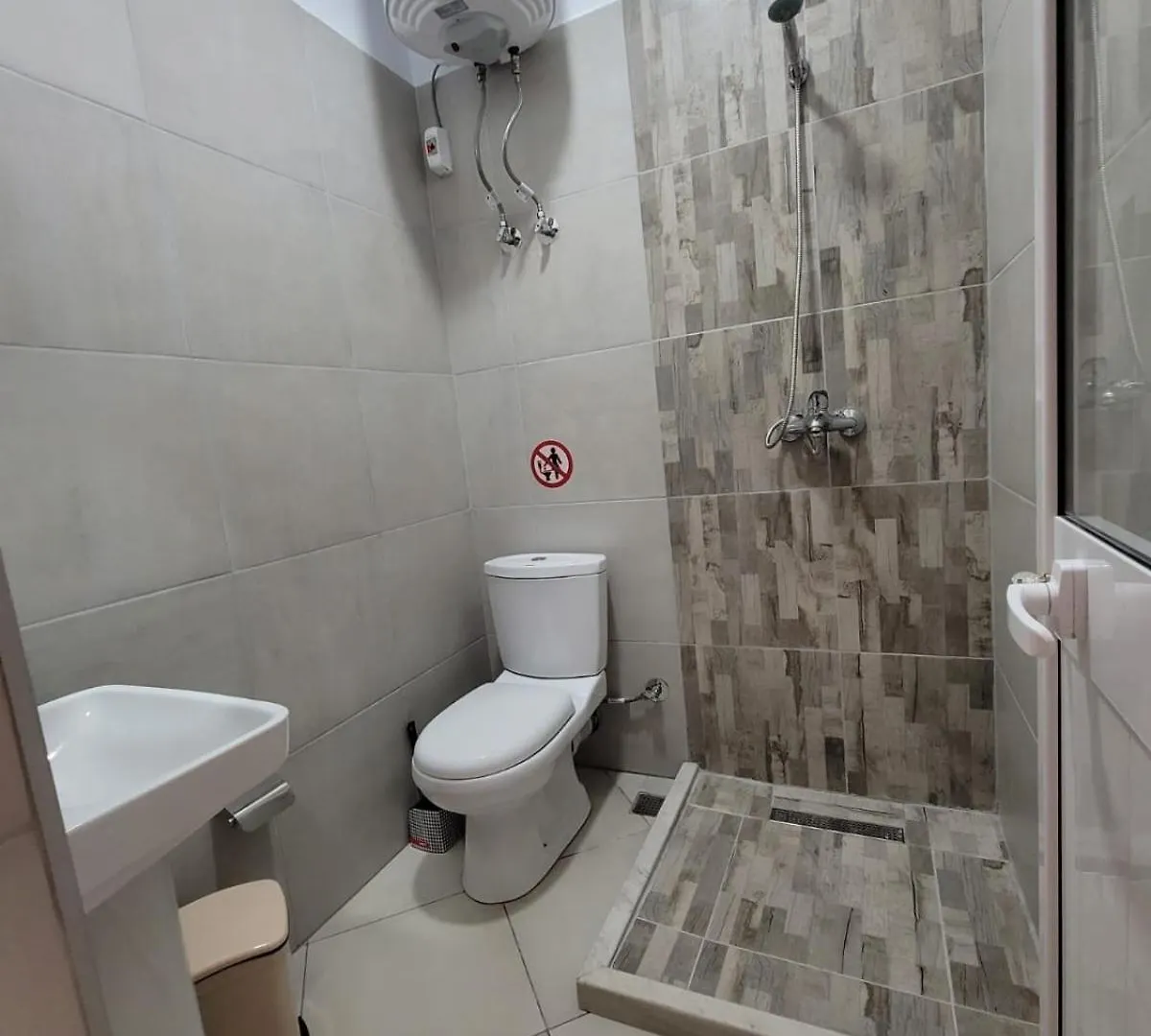 House Rooms Korcza 0*,  Albania